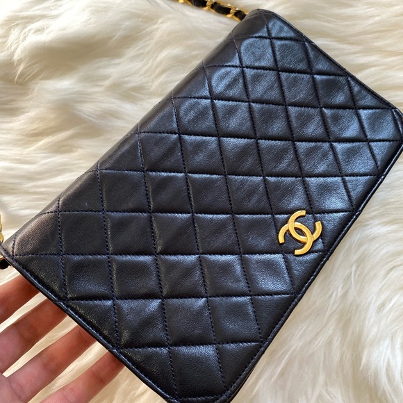 Authentic vintage Chanel coco logo wallet on chain - Picture 2 of 16